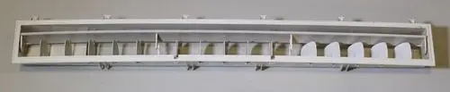 Weißes Luftaustrittsgitter von Remko mit mehreren horizontalen Lamellen zur vertikalen Montage. Das Produkt ist schmal und lang und eignet sich für Luftverteilung.