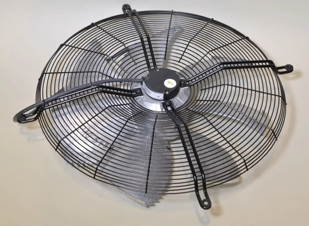 Remko Ventilator mit runder Schutzgitterstruktur und mehreren Halterungen. Deutlich sichtbare Rotorblätter sind im Innenbereich angeordnet.