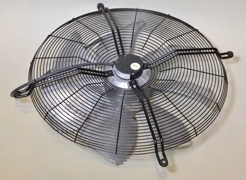 Remko Ventilator mit runder Schutzgitterstruktur und mehreren Halterungen. Deutlich sichtbare Rotorblätter sind im Innenbereich angeordnet.