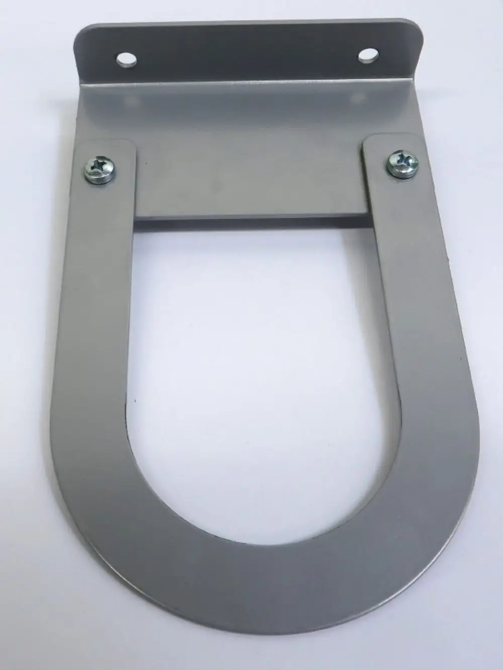 Montierter Befestigungswinkel aus Metall, geeignet für die Installation einer Zusatzheizung von Remko. Öse zur Schraubbefestigung und zwei Schrauben sichtbar.