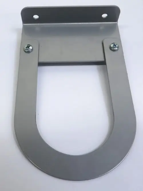 Montierter Befestigungswinkel aus Metall, geeignet für die Installation einer Zusatzheizung von Remko. Öse zur Schraubbefestigung und zwei Schrauben sichtbar.