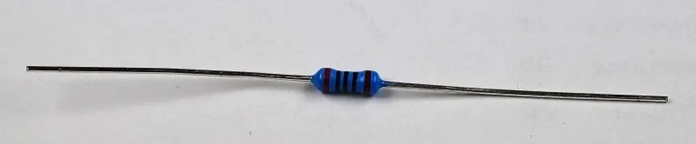 Codierwiderstand mit blauer, gerippter Hülle und zwei metallischen Anschlussdrähten. Hersteller: Remko. Die Widerstandswerte sind auf der Hülle nicht ablesbar.