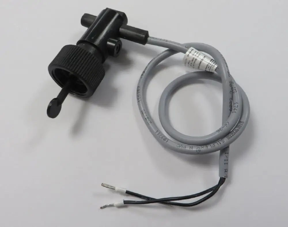 Durchflusssensor von Remko mit schwarzem Kunststoffgehäuse, zwei Anschlüssen und grauem Kabel. Enden des Kabels sind abisoliert.