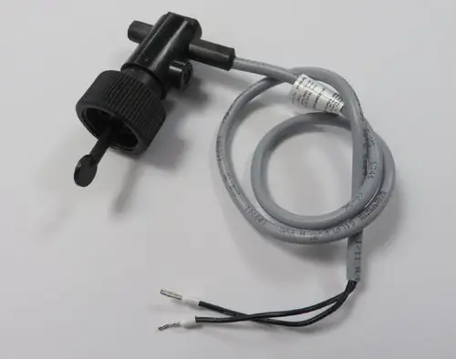 Durchflusssensor von Remko mit schwarzem Kunststoffgehäuse, zwei Anschlüssen und grauem Kabel. Enden des Kabels sind abisoliert.