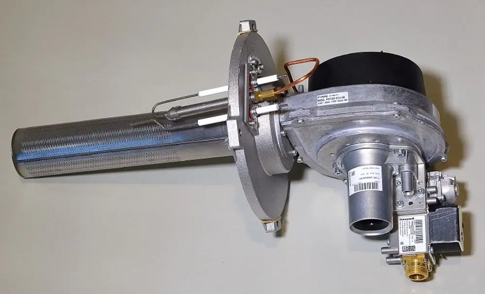 Gasbrenner von Remko, ausgestattet mit einem metallenen Gehäuse und verschiedenen Anschlüssen. Der Brenner hat eine zylindrische Form mit einer integrierten Elektronikkomponente.