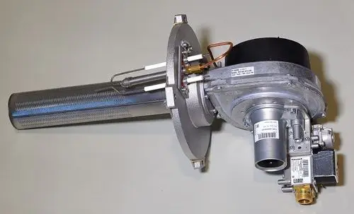 Gasbrenner von Remko, ausgestattet mit einem metallenen Gehäuse und verschiedenen Anschlüssen. Der Brenner hat eine zylindrische Form mit einer integrierten Elektronikkomponente.