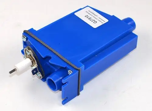 Blauer Siphon mit zwei Anschlüssen und einer weißen Dichtung, möglicherweise von Remko, auf einem hellen Untergrund positioniert.