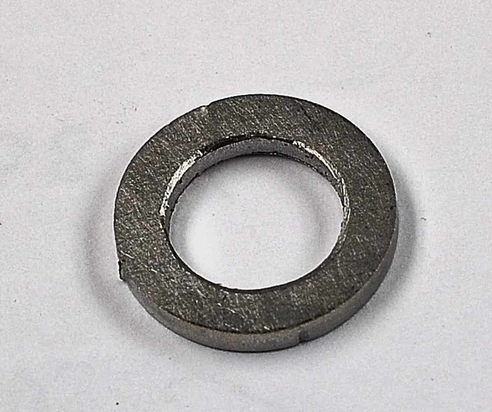 Gasmembran in runder Form von Remko, sichtbar mit mittigem Loch und metallischer Oberfläche, auf hellem Hintergrund.