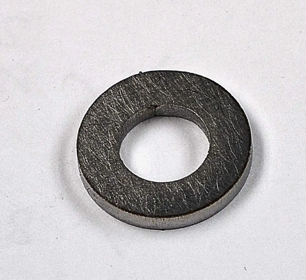 Metallische Scheibe mit zentralem Loch, typischerweise als Unterlegscheibe genutzt. Produkt gehört zur Marke Remko und ist wahrscheinlich Teil von Heizungs- oder Klimaanlagen.