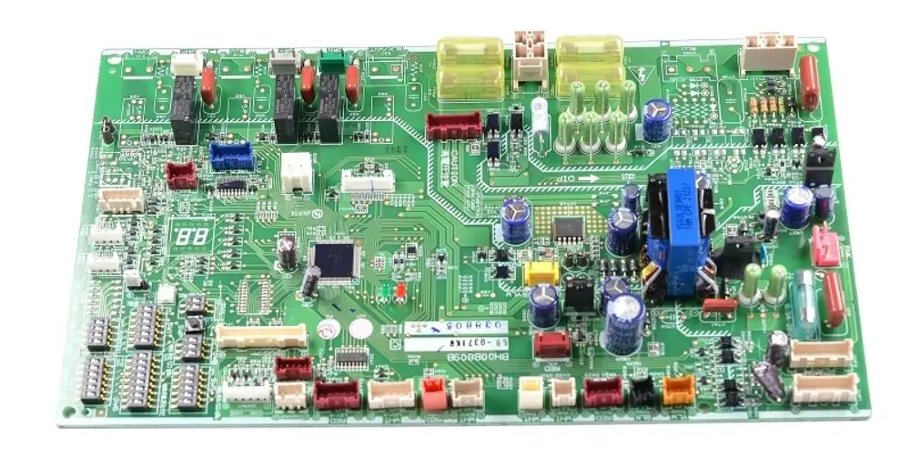 Steuerplatine von Remko mit verschiedenen elektrischen Komponenten, Steckverbindungen und einem Mikrocontroller auf einer grünen Leiterplatte.
