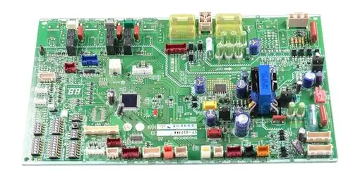 Steuerplatine von Remko mit verschiedenen elektrischen Komponenten, Steckverbindungen und einem Mikrocontroller auf einer grünen Leiterplatte.