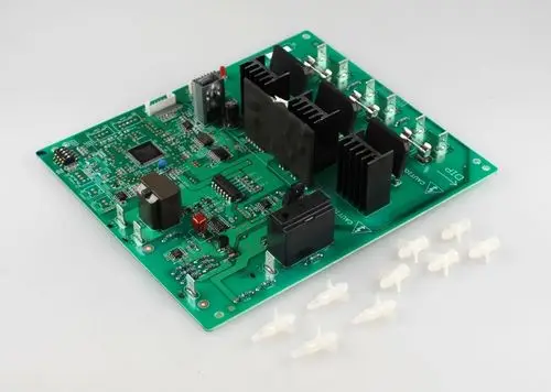 Platinenlayout mit verschiedenen elektronischen Komponenten und Kühlkörpern, dazu acht transparente Stecker, möglicherweise Teil eines Remko-Produkts.
