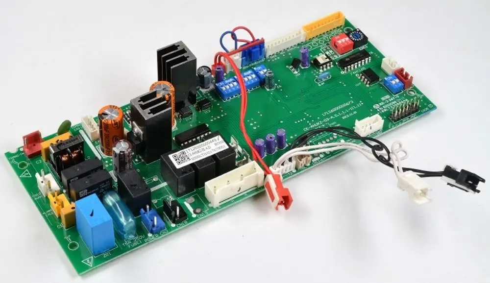Leiterplatte von Remko mit verschiedenen elektrischen Komponenten, Kühlkörpern, Steckern und Verdrahtungen zur Steuerung von Geräten.