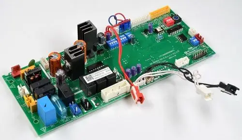 Leiterplatte von Remko mit verschiedenen elektrischen Komponenten, Kühlkörpern, Steckern und Verdrahtungen zur Steuerung von Geräten.