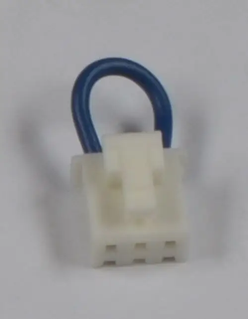Weißer Brückenstecker von Remko mit einem blauen Kabel, bestehend aus einem mehrpoligen Anschluss.