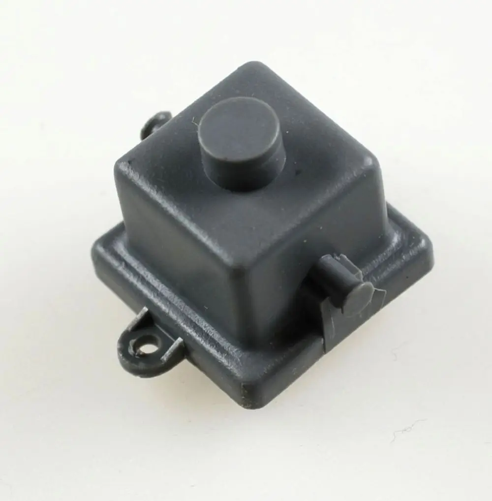 Schwarzer Brückenstecker von Remko mit einem zentralen Drücker und seitlichem Anschluss. Kompakte Bauform für die einfache Verbindung elektrischer Komponenten.