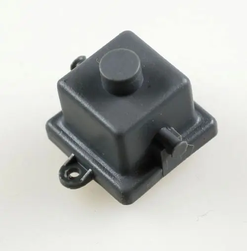 Schwarzer Brückenstecker von Remko mit einem zentralen Drücker und seitlichem Anschluss. Kompakte Bauform für die einfache Verbindung elektrischer Komponenten.