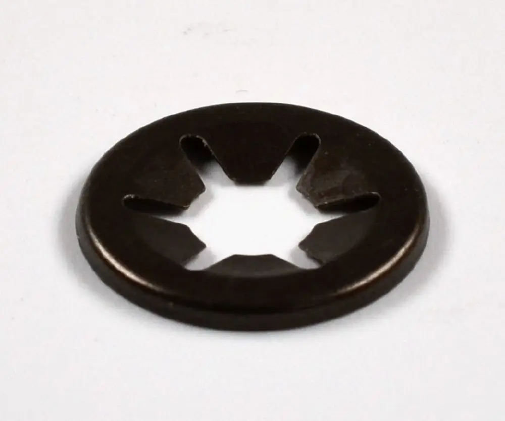 Sicherungsring von Remko in schwarzer Metalloptik mit einer kreisrunden Form und fünf Einkerbungen zur sicheren Befestigung.