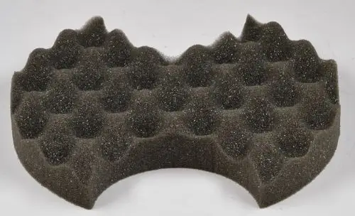 Dunkler Schaumstoff in Wabenstruktur, verwendet zur Schalldämpfung. Möglicherweise von der Marke Remko.