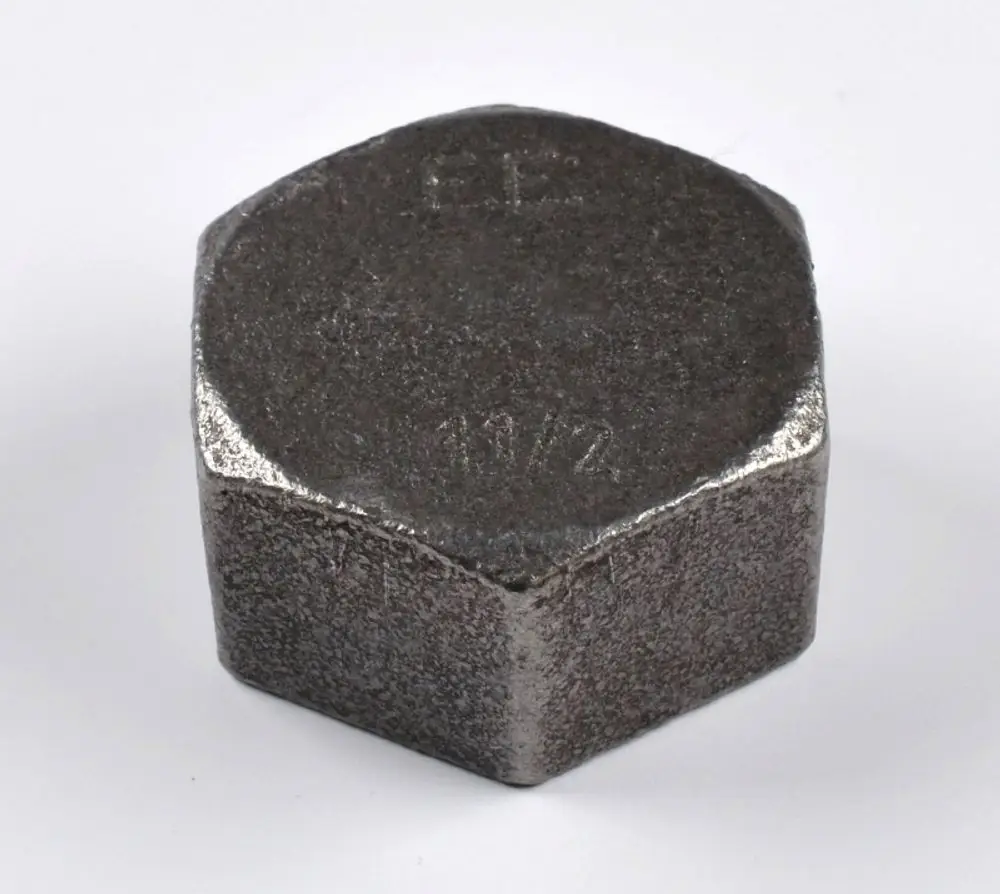 Verschlusskappe aus Metall mit hexagonaler Form. Deutlich erkennbare Prägung auf der Oberfläche. Herkunftsmarke: Remko.
