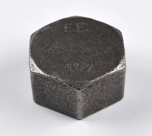 Verschlusskappe aus Metall mit hexagonaler Form. Deutlich erkennbare Prägung auf der Oberfläche. Herkunftsmarke: Remko.