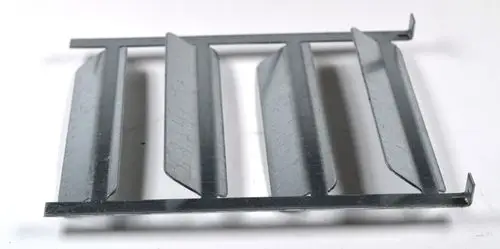 Metallisches Bauteil mit mehreren wellenförmigen Lamellen, das zur Rauchgasbremse von Geräten der Marke Remko eingesetzt wird. Bietet eine effiziente Luftführung.