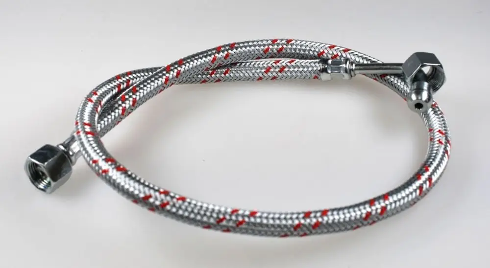 Flexibler Ölschlauch mit metallisch ummanteltem Gewebe und zwei Anschlüssen. Geeignet für verschiedene Anwendungen, unter anderem von Remko.