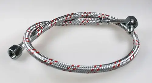 Flexibler Ölschlauch mit metallisch ummanteltem Gewebe und zwei Anschlüssen. Geeignet für verschiedene Anwendungen, unter anderem von Remko.