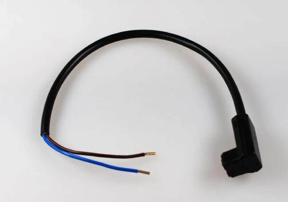 Netzkabel mit zwei abisolierten Adern, schwarz ummantelt, zur Verwendung in elektrischen Geräten. Erhältlich unter der Marke Remko.
