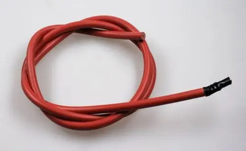Rotes Zündkabel der Marke Remko, aufgewickelt, mit einem Ende in Schwarz. Das Kabel zeigt eine flexible Struktur und ist für elektrische Anwendungen geeignet.