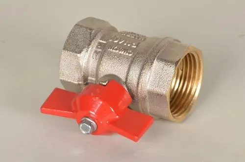 Kugelhahn mit rotem Hebel, verarbeitet aus Metall, zeigt Herstellername Remko, zur Verwendung in Rohrleitungssystemen geeignet.