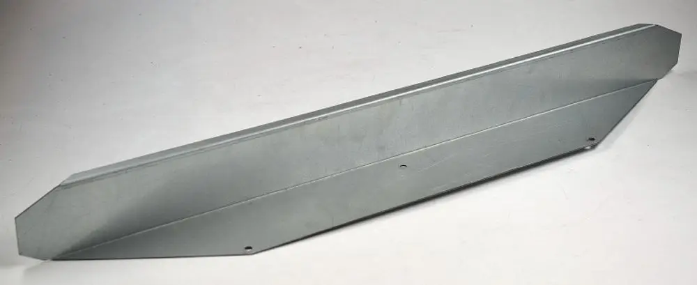 Remko Trennblech in silberner Metalloptik, flach und rechteckig mit abgeschrägten Kanten. Es zeigt zwei Bohrlöcher für die Befestigung.