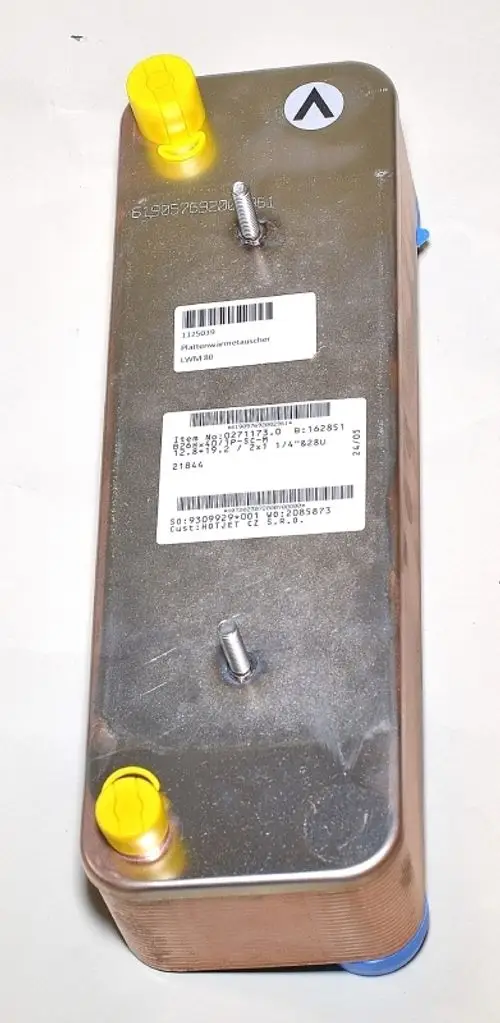 Remko Plattenwärmetauscher mit gelben und blauen Anschlüssen sowie mehreren Etiketten auf der Oberseite, montiert in einem neutralen Raum.