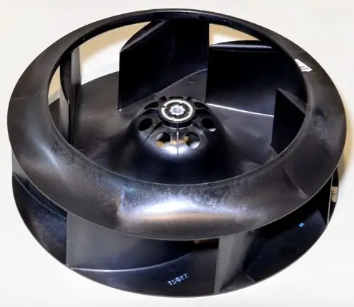 Schwarzes Ventilatorrad mit mehreren Lüfterblättern, zentraler Achse und abgerundetem Rand. Produkt von Remko, geeignet für den Einsatz in Lüftungsanlagen.