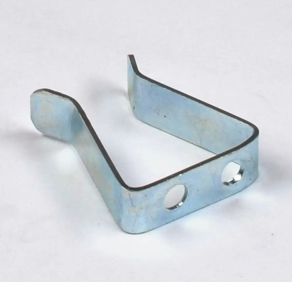 Schlauchhalterung von Remko, aus Metall gefertigt, in U-Form mit zwei Löchern zur Befestigung, geeignet zur Halterung von Schläuchen oder Kabeln.
