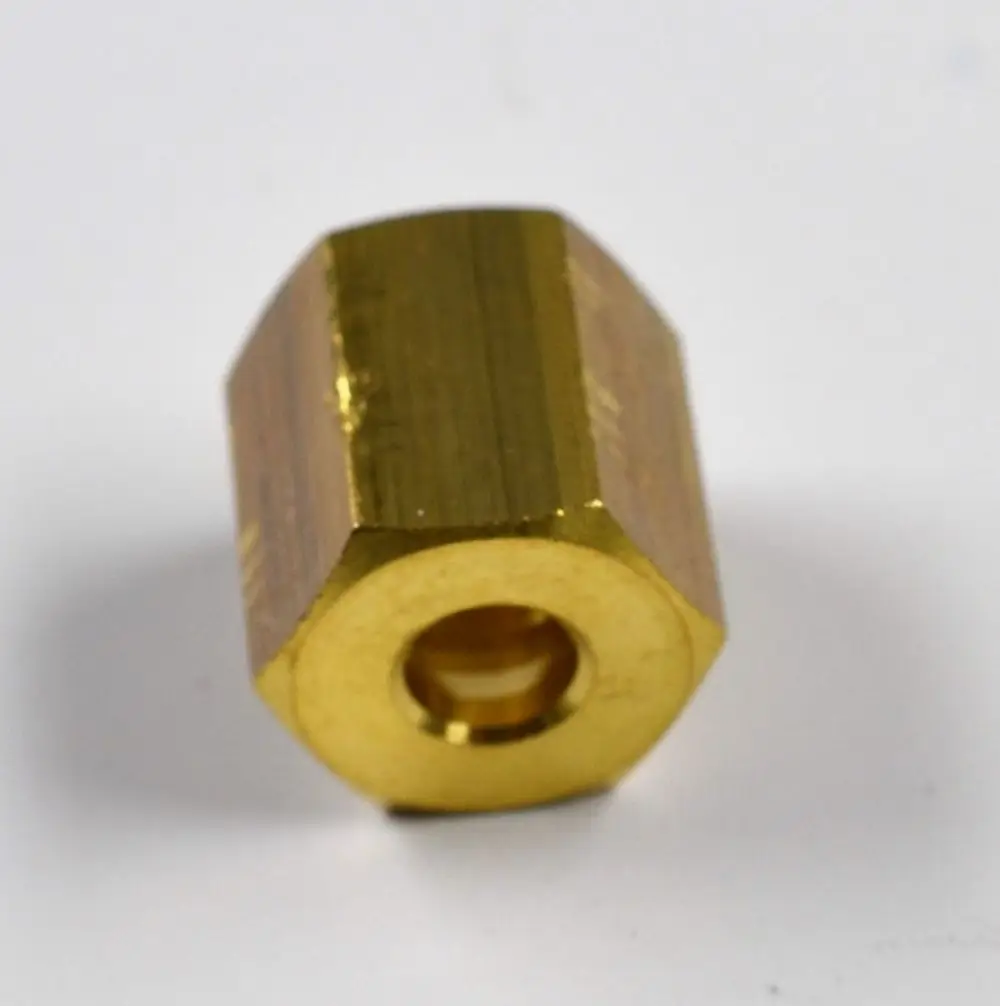 Goldene Überwurfmutter, gefertigt von Remko, mit sechseckiger Form und zentrischem Innenloch, auf weißem Hintergrund abgebildet.