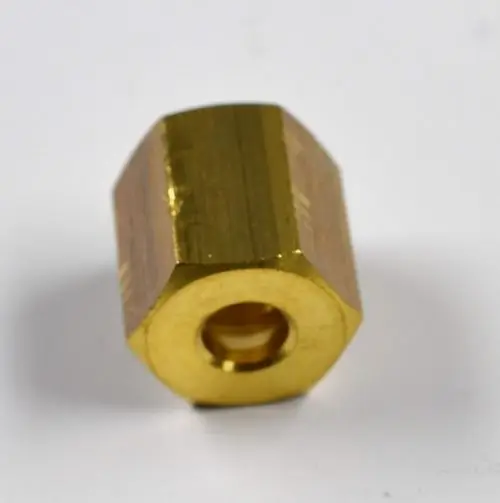 Goldene Überwurfmutter, gefertigt von Remko, mit sechseckiger Form und zentrischem Innenloch, auf weißem Hintergrund abgebildet.