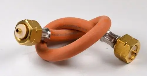 Remko HD-Schlauch mit zwei metallischen Anschlüssen, gebogen und orangefarben, zur Verbindung von Geräten.