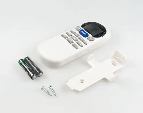 Weißer IR-Fernbedienung von Remko, Tasten für verschiedene Funktionen, zusammen mit zwei Batterien und einer Halterung sowie Schrauben zur Montage.
