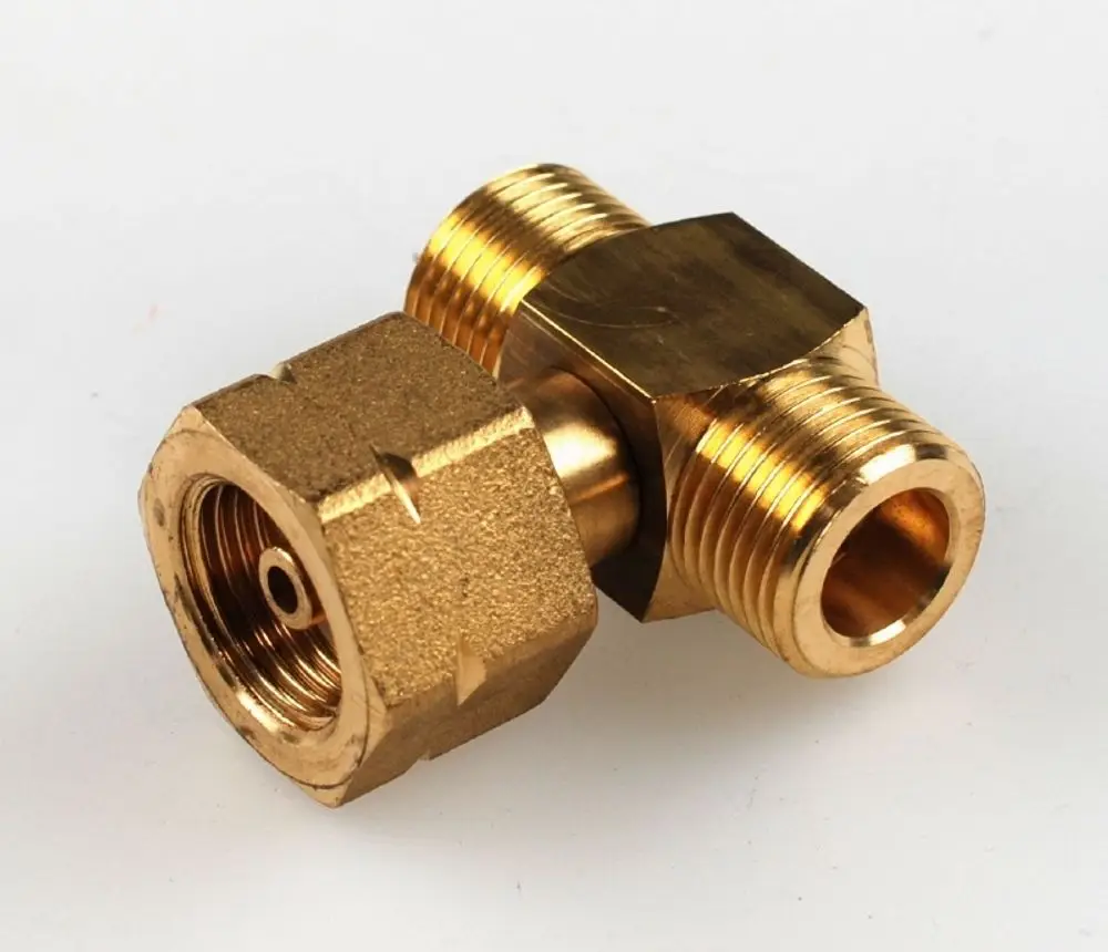 Goldfarbener Messing T-Stück-Verbinder mit zwei Gewindeanschlüssen, genutzt in Sanitär- und Heizungsinstallationen. Hersteller: Remko.