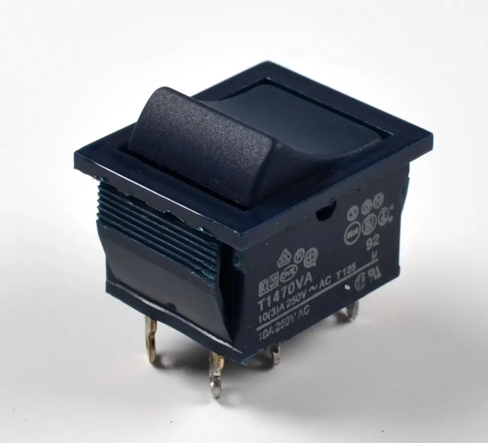 Schalter von Remko, Schaltertyp mit Hebel, geeignet für die Steuerung von elektrischen Heizgeräten, mehrere Anschluss-Pins an der Unterseite sichtbar.