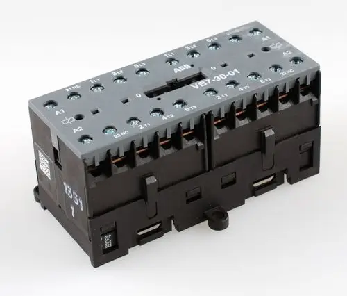 Schwarze Wendeschütz-Kombination mit grauem oberen Teil und Beschriftungen, hergestellt von Remko, zur Steuerung von Elektromotoren in industriellen Anwendungen.