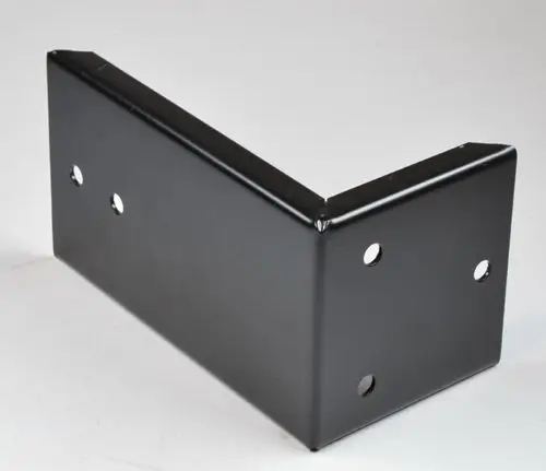 Montagewinkel von Remko, in schwarzer Ausführung, L-förmiger Metallwinkel mit mehreren Bohrungen zur Befestigung.