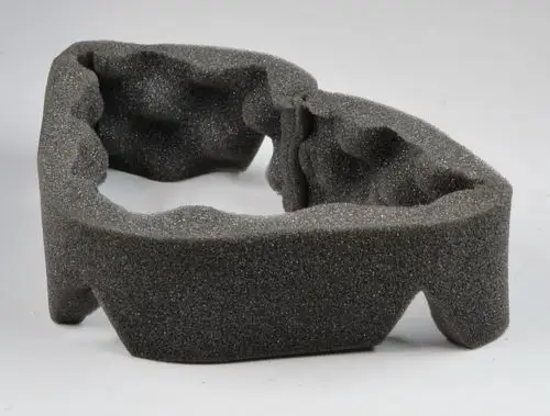 Dämmring aus schwarzem Schaumstoff, geformt mit unregelmäßigen Konturen, zur Verwendung in Heizsystemen. Hersteller Remko.