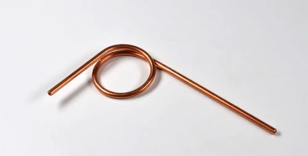 Kupferrohr mit einer spiraligen und einer geraden Form. Es könnte Bestandteil einer Öldruckleitung von Remko sein.
