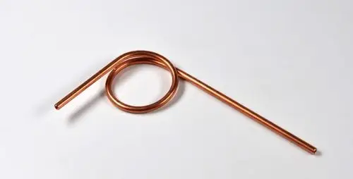 Kupferrohr mit einer spiraligen und einer geraden Form. Es könnte Bestandteil einer Öldruckleitung von Remko sein.
