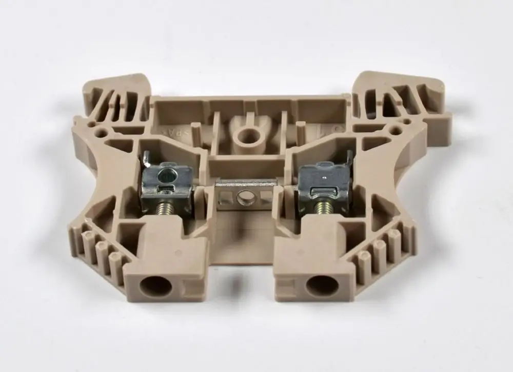 Beige Durchgangsklemme von Remko, bestehend aus Kunststoff mit metallischen Kontaktteilen zur elektrischen Verbindung.
