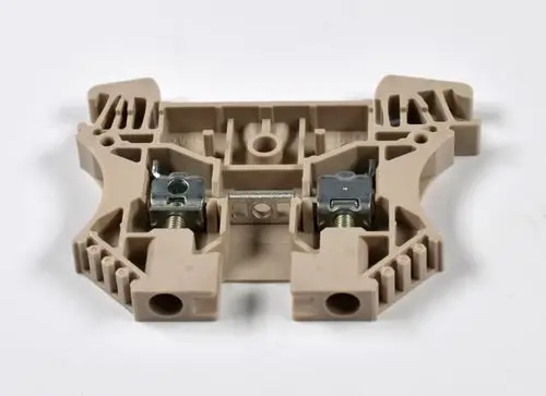 Beige Durchgangsklemme von Remko, bestehend aus Kunststoff mit metallischen Kontaktteilen zur elektrischen Verbindung.