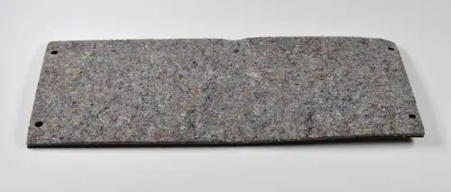 Seitliche Abdeckung aus strukturiertem Material, eventuell von Remko, mit zwei Befestigungslöchern an den Seiten. Farbspektrum in Grau mit bunten Einschlüssen sichtbar.