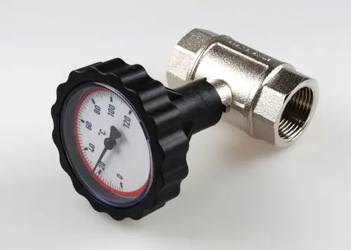 Thermometerhandrad von Remko mit analoge Anzeige und schwarzem Gehäuse, verbunden mit einem verchromten Metallanschluss.